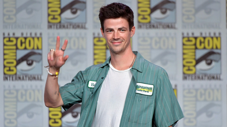 Grant Gustin throwing peace sign