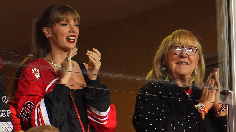 Taylor Swift and Donna Kelce clapping